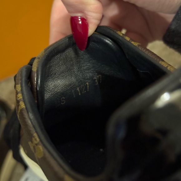 Louis Vuitton sneakers size 7 - Picture 4 of 4